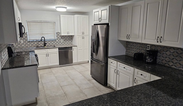Cozy 3 bedrm house sitting in MIDDLE OF ALL THEME PARKS No Davenport I4 traffic.