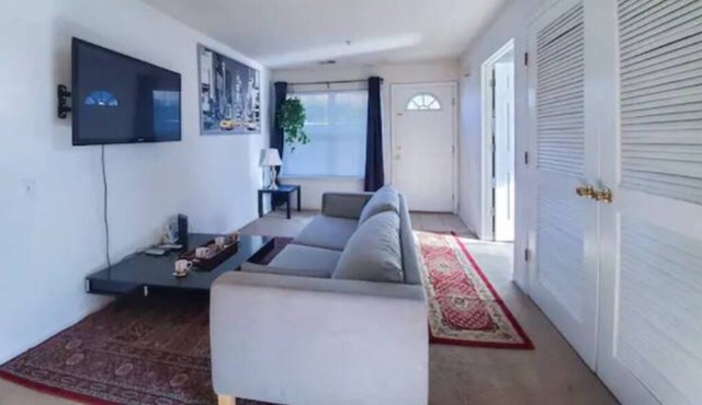 Cozy 3 bedrm Woodbridge 1st floor washer,dryer, Wifi Close to Metropark Station