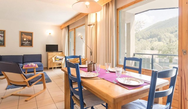 Cozy 3-Bedroom Apartment for 6 with Pool, Parking, Near Ski Lifts in La Salle Les Alpes