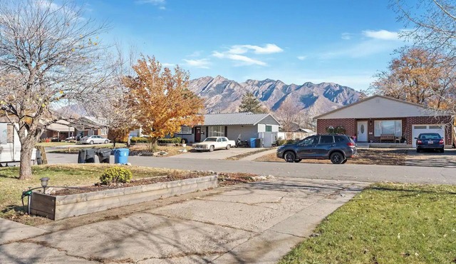 Cozy 3 bedroom. Sleeps up to 10. Child friendly and close to canyons.