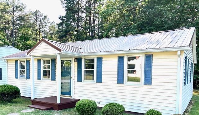 Cozy 3 Bedroom / 1.5 Bath House Close to Everything!