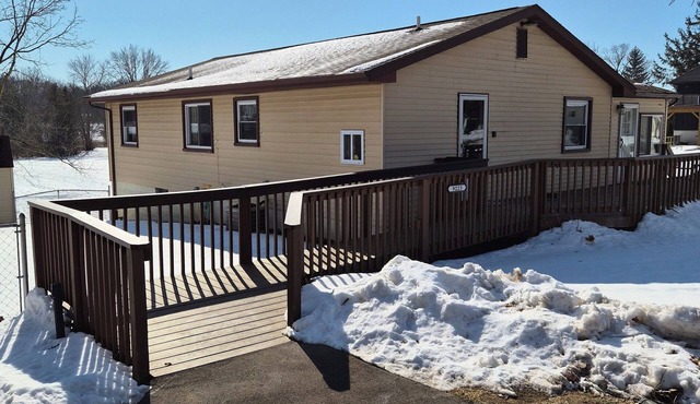 Cozy 3 Bedroom 2 1/2 bath Whole house with Beach privileges. Monthly rates
