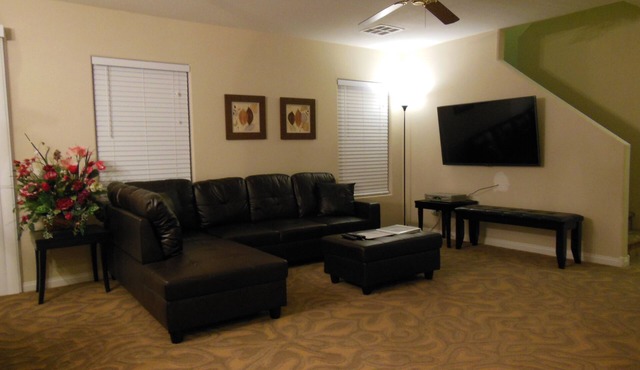 Cozy 3 Bedroom 2.5 Bath Home West of Las Vegas Strip (Minimum stay 31 nights)