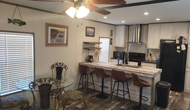 Cozy 3-bedroom 2 bath,5beds mobile home. Close to a boat launch. Covered parking