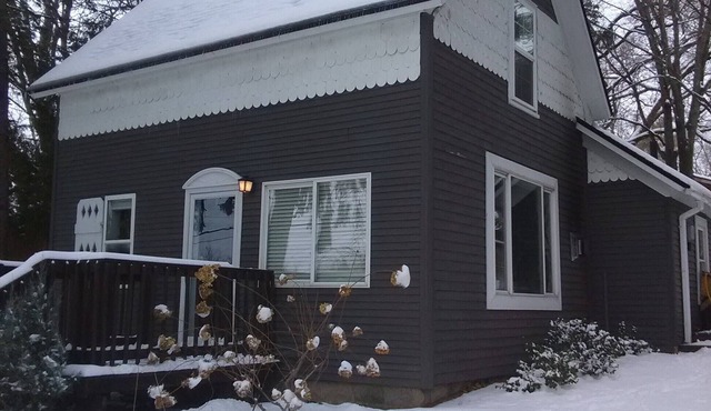 Cozy 3-bedroom, 2 bath Cottage w/Central Heat, Gas Fireplace, AC and privacy nn