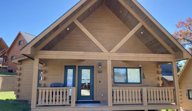 Cozy 3 bedroom/2 bath cabin near 3 Bears Resort and Jellystone Park-Warrens, WI