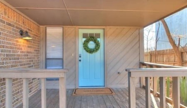 Cozy 3 Bedroom/2 Bath Duplex in Central Edmond w/Double Garage