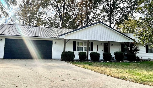 Cozy 3-Bedroom, 2 bath Getaway in the Heart of Marion, Illinois