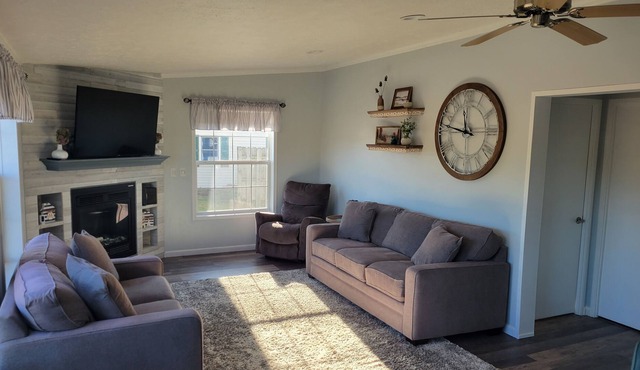 Cozy 3-bedroom 2-bath cottage w/waterfront views