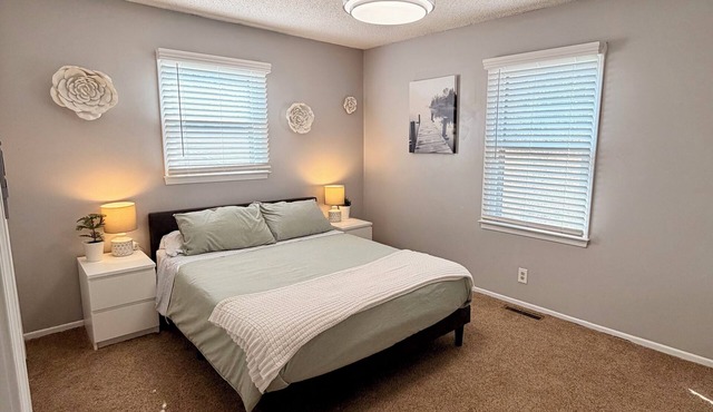 Cozy 3-bedroom, 2 full bathrooms. Enclosed Garden for pets. a large parking Lot