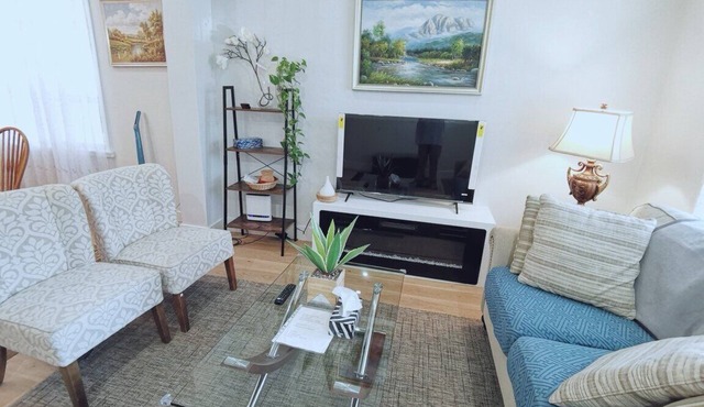 Cozy 3-Bedroom/2-Washroom House | Sleeps 6 | 5 Minutes to Subway | Free Parking