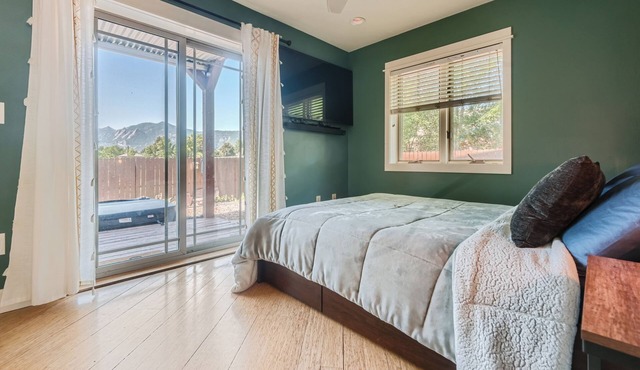 Cozy 3-bedroom 3bath home with amazing views & incredible location in Boulder.