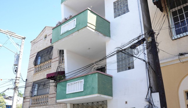 Cozy 3-bedroom apartment near adorable Colonial City with AC, FAST WiFi