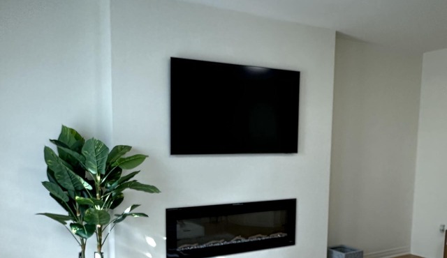 Cozy 3-bedroom apartment in enjoyable Bowmanville with AC, WiFi
