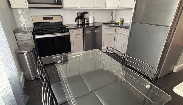 Cozy 3-bedroom apartment in amazing Jersey City with WiFi, AC. 20 min to NYC