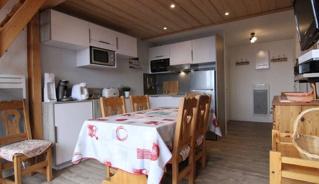 Cozy 3-Bedroom Apartment for 6 in Alpe d'Huez – Ski-in/Ski-out, Internet, Pet Friendly