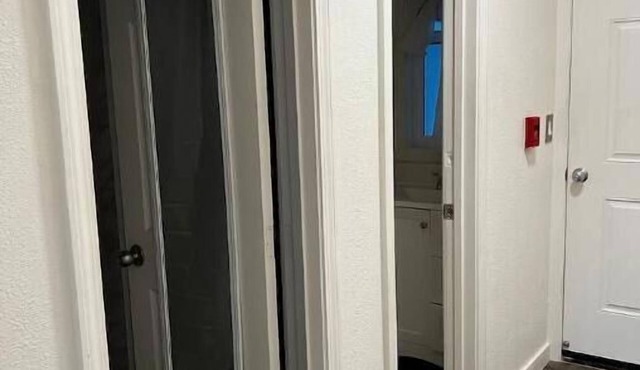 Cozy 3 bedroom apartment in Historic Downtown Hilon