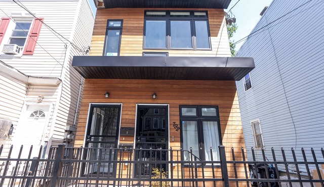 Cozy 3-bedroom apartment in the city of Newark with WiFi, AC