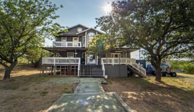 Cozy 3-bedroom beach front cabin quiet, cozy, getaway.
