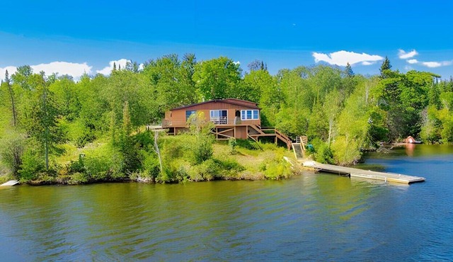 Cozy 3 bedroom boat access Island on Lake of the Woods with electricity.