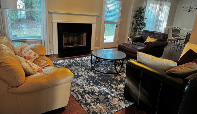 Cozy 3-bedroom building in welcoming Palmetto with WiFi, AC