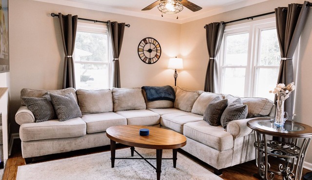 Cozy 3 bedroom Bungalow near Great Lakes Crossing & Pine Knob