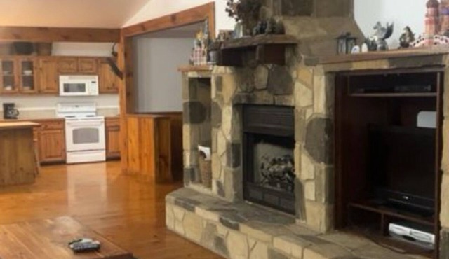 Cozy 3-bedroom cabin off the grid in the Smokey mountains with WiFi, AC