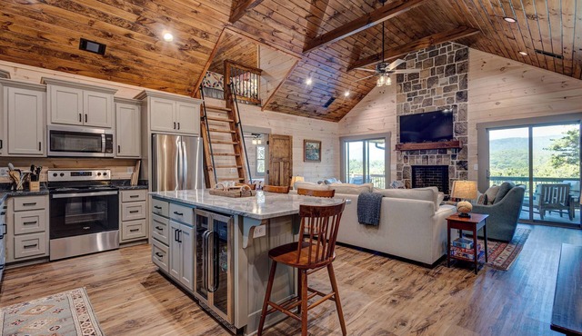 Cozy, 3-bedroom cabin with Incredible Views. Central to Hiking and Lake Burton