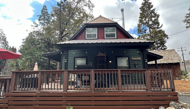 Cozy 3-bedroom cabin walking distance to Shaver Lake Village