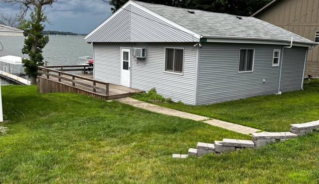 Cozy 3-bedroom cabin on East Lake Okoboji with WiFi, AC
