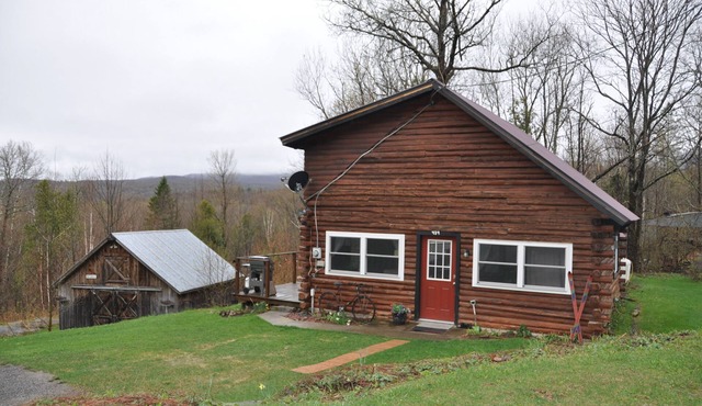 Cozy 3-bedroom cabin - close to Burke Mtn & Kingdom Trails- 6.5 miles from I-91