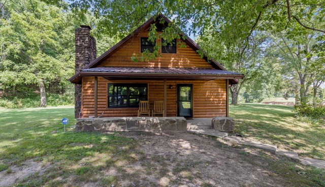 Cozy 3-bedroom cabin close to Grand Lake - a quiet country retreat with a creek