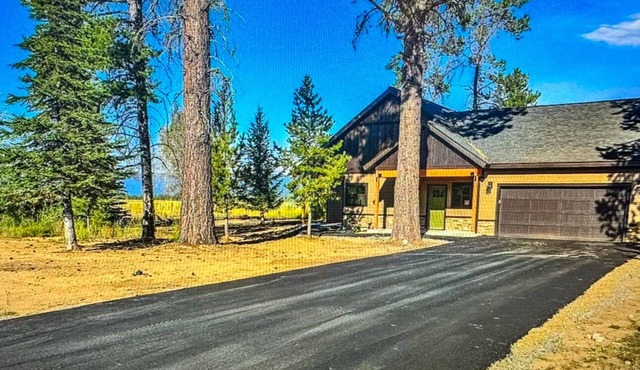 Cozy 3-bedroom cabin in tranquil Donnelly with WiFi, AC