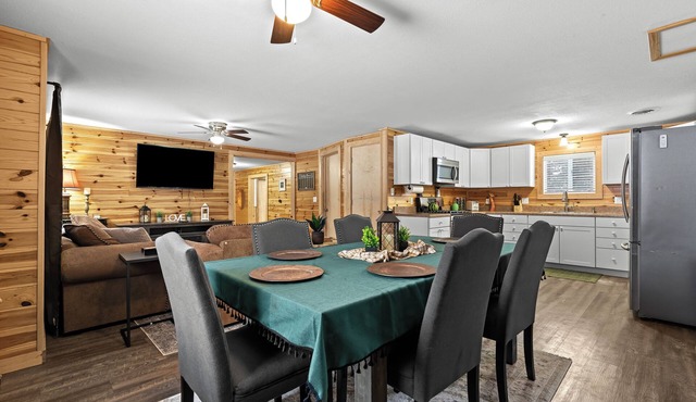 Cozy 3-bedroom cabin in wonderful St. Helen with Hot tub, WiFi