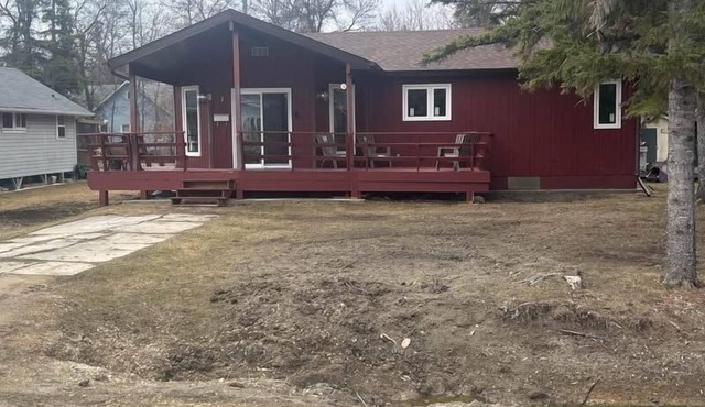 Cozy 3-bedroom cabin in adorable Gimli, Manitoba