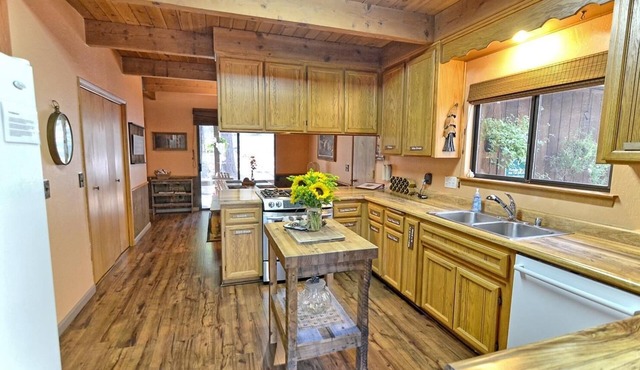 Cozy 3-bedroom cabin in superb Arnold with WiFi and a Spa