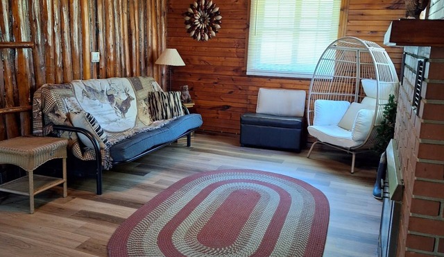 Cozy 3-bedroom cabin in charming Milton with AC