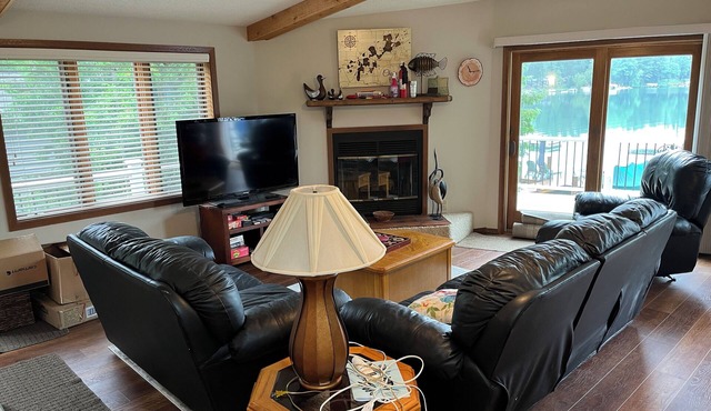 Cozy 3-bedroom cabin in adorable Waupaca with amazing lake view and sand beach