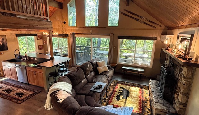 Cozy 3-bedroom cabin in tranquil Wishon at Bass Lake near Yosemite National Park