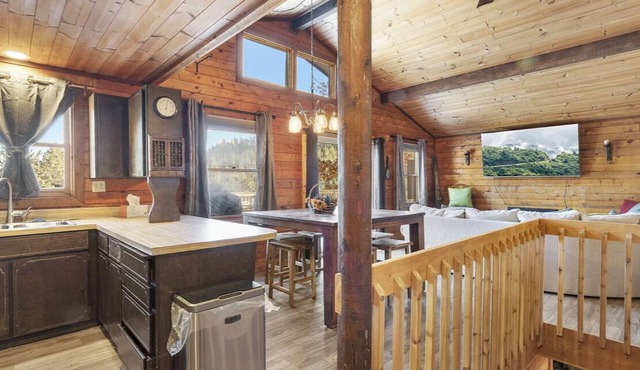 Cozy 3-bedroom cabin in fabulous Worley with AC, WiFi, and a game room.
