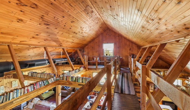 Cozy 3 bedroom cabin on private land look at beautiful trees , Storms and Cows!