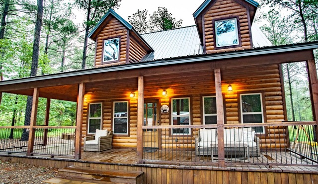 Cozy 3 bedroom cabin close to state park with hot tub and outdoor fireplace!