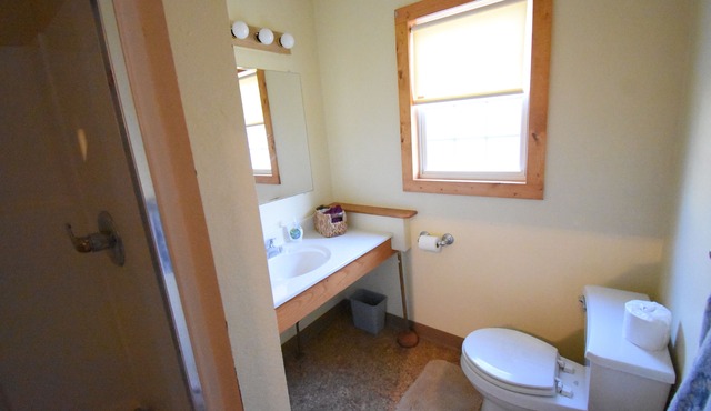 Cozy 3-bedroom cabin with WiFi and AC on tranquil lake