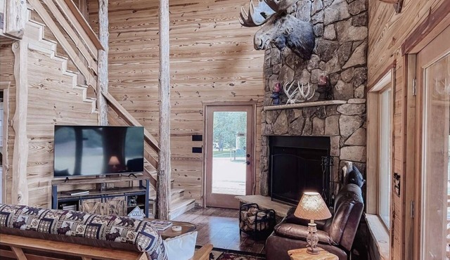 Cozy 3 Bedroom Cabin with Fireplace
