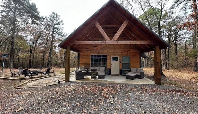 Cozy 3-bedroom cabin on Petit Jean Mountain with AC, WiFi