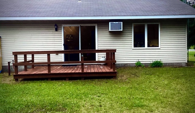Cozy 3-bedroom cabin with private dock and direct access to Castle Rock Lake.