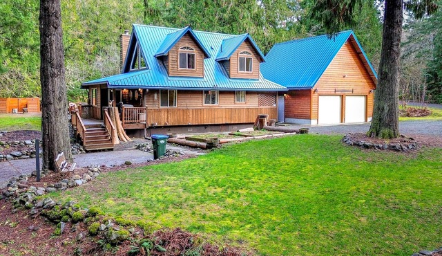 Cozy 3 bedroom cabin-with sounds of the creek and river.