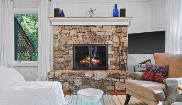 Cozy 3-bedroom cabin with Hot tub, WiFi, hiking, skiing, Wintergreen Resort!
