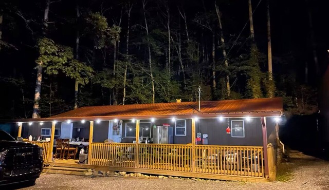 Cozy 3-bedroom cabin with WiFi, AC in charming Bristol