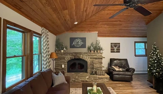 Cozy 3 bedroom chalet with hot tub in Ellicottville minutes from Holiday Valley.